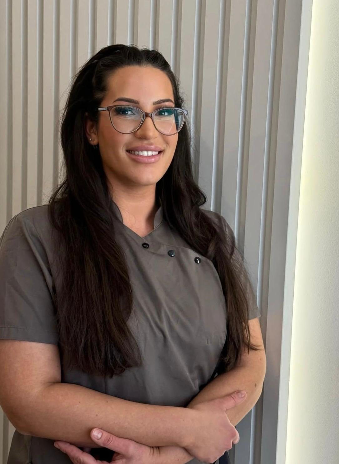 Ronja – Kosmetikerin für apparative Kosmetik, Akne-Haut und Anti-Aging bei D DERMA Aesthetics Berlin