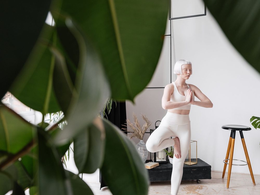 Entspannte Körperhaltung nach einer Wonder Axon Sitzung bei D DERMA in Berlin