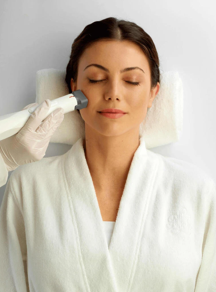 XERF Behandlung im Gesicht bei D DERMA Aesthetics Berlin